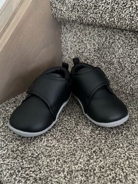 Stonz Size 6 Shoes - Like New